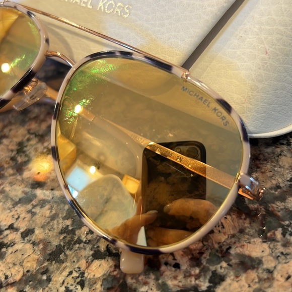 Barely worn mirrored, tortoise shell rim sunglasses - Picture 4 of 4